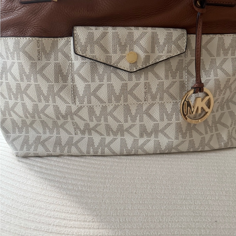 Michael Kors Tan and Cream Shoulder Bag - Picture 4 of 4